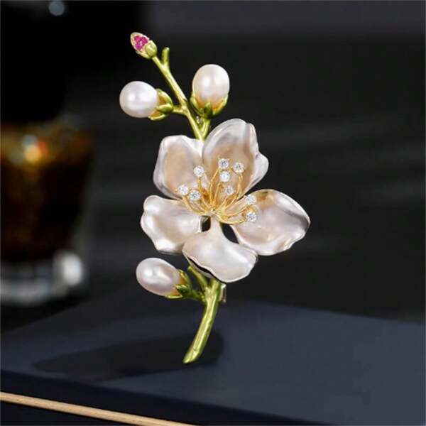 1pc Jasmine Flower Brooch Made Of Zinc Alloy Material With Baking Paint Craftsmanship, Elegant Style, Fashionable And Exquisite, Suitable For Suits, Dresses, Daily Wear, Accessories, Gifts For Friends And Family, Birthday Parties, And Other Occasions