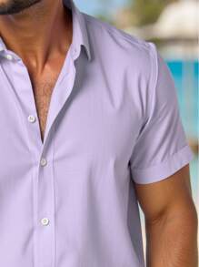 男士新款夏季衬衫，简约时尚短袖上衣，天蓝色，休闲户外风格，纽扣开合，弹力轻盈面料，适合夏季穿着