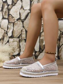2025 Nouvelles chaussures de pêcheur d'été à la mode pour femmes, avec des éléments en maille brodée et tressage de paille, respirantes et légères, style mocassin pour un port casual et de vacances, avec une esthétique romantique - Argent - Voir 2