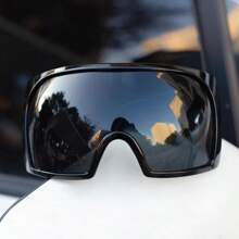 de estilo futurista con lentes curvados y protección envolvente para mujeres y hombres