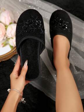 1 زوج من الشبشب المزين باللؤلؤ والزهور بطراز رجعي مربع الأصبع مريح وخفيف الوزن لارتداء داخل المنزل، متوفر باللون الأسود والوردي وألوان متعددة، مقاسات كبيرة