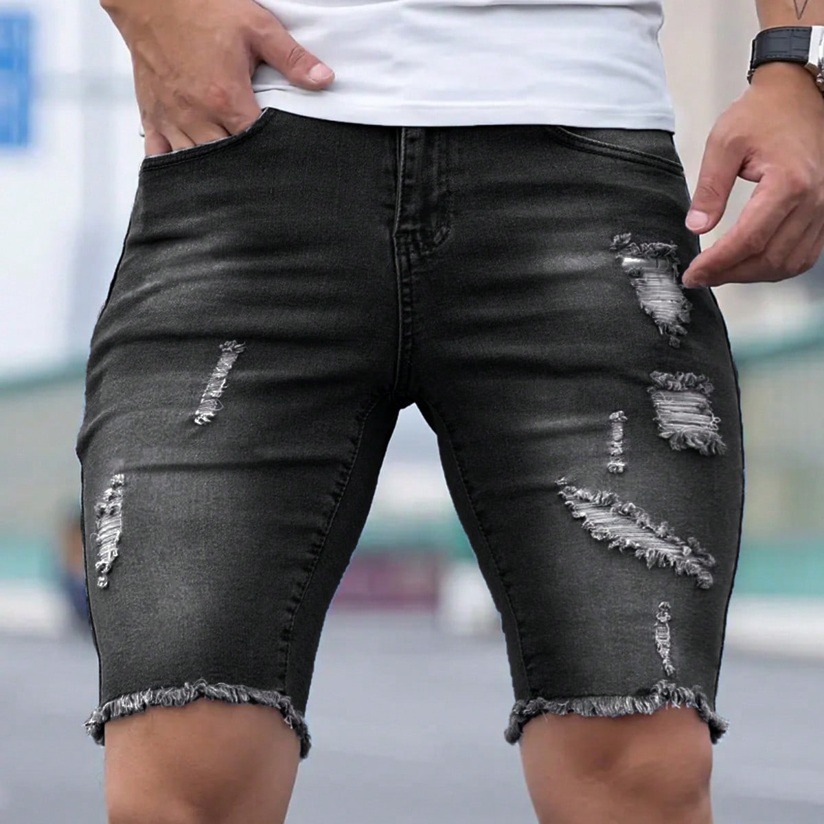 Pantalones cortos de mezclilla elástica con dobladillo crudo y desgastados para hombre