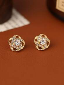 2只时尚镂空交叉耳环，简约3D设计，奢华优雅，适合节日（新年、情人节、假期等）佩戴。