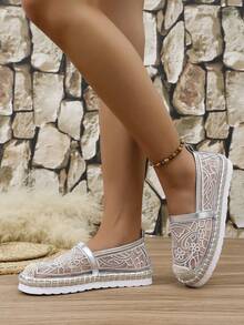 2025 Nouvelles chaussures de pêcheur d'été à la mode pour femmes, avec des éléments en maille brodée et tressage de paille, respirantes et légères, style mocassin pour un port casual et de vacances, avec une esthétique romantique - Argent - Voir 6