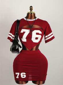 女士夏季穿搭：数字印花T恤、镂空不规则露脐上衣、街头风狂野夜店T恤+迷你裙套装 - 紅色 - 查看 1