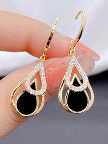 Rose Gold Double-Layer Teardrop-Shaped Earrings For Women. Light Luxury Texture, Shining Rhinestones Inlaid With Hollow Triangle Geometric Earrings. Retro Matte Mysterious Black Gemstones Collide With Rose Gold Ear Hooks. Exquisite And High-End Dating Party Earrings. Long Tassel Temperament, Whitening And Mature Style Earrings. Close-Up Shows The Real Texture. Stable And Comfortable To Wear, Not Easy To Allergic And Hypoallergenic. Must-Have Accessories For Elegant Ladies' Evening Wear. Light Luxury Rose Gold And Black Contrast Design. Dangling And Swaying To Modify The Face Shape. Give Gifts To Girlfriends And Besties As Birthday Gifts. Everyday All-Match Light Luxury Niche Design Earrings - 玫瑰金 - 查看 2