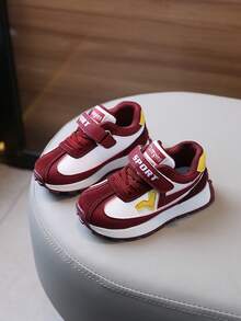 Une paire de chaussures de sport douces et mignonnes pour enfants avec fermeture à boucle et à scratch, design anti-coup et anti-choc, combinaison de couleurs raffinée. Convient aux garçons et aux filles pour porter à l'intérieur et à l'extérieur, pendant les festivals, à l'école, en vacances et tout au long des quatre saisons.