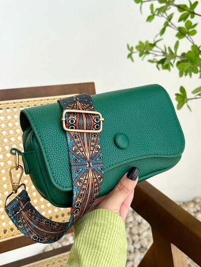 方形翻盖包，简约斜挎包，带有纹理仿皮图案