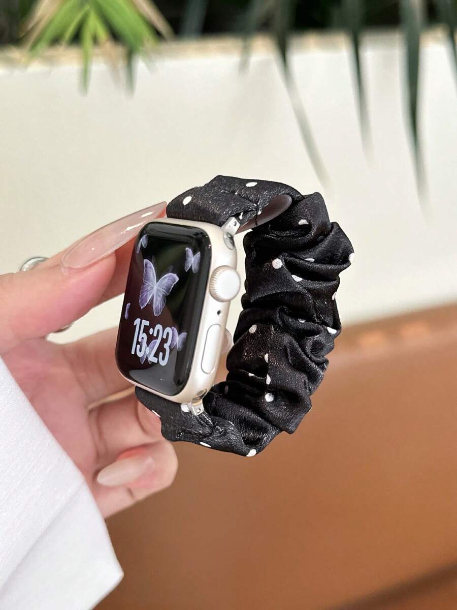 1 件女款黑色波点弹力发圈，兼容 38mm/40mm/41mm/42mm/44mm/45mm/46mm/49mm，适用于 Ultra/SE/S10/S9/8/7/6/5/4/3/2/1 等所有系列，春夏秋冬皆宜，适合上班、运动、派对、约会等场合佩戴。是送给妻子、妈妈、爱人在感恩节、生日等场合的优雅礼物。佩戴方便，时尚实惠，是理想的选择。