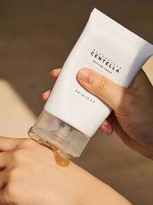 SKIN1004 75毫升马达加斯加积雪草舒缓霜，清凉融化，轻盈慕斯质地，保湿防护，24小时长效保湿，舒缓复合物，不致粉刺，旅行装，材质，适合季节交替、术后肌肤、妆前乳、夜间修护，韩国化妆品，75毫升/2.85液盎司 - Centella Soothing Cream - 查看 11