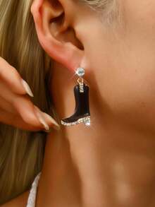 一对精致迷人的西部牛仔风格牛仔女孩魅力吊坠耳环，靴子镶嵌水钻和滴油耳环，波西米亚风格个性化设计耳环，适合女性聚会、派对、节日、旅行、礼品配饰、珠宝礼品