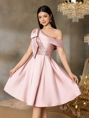 Vestido de graduación de satén de un hombro para niñas adolescentes de Alisa&Leo con detalles de boquín y lazo - Falda de línea A para eventos escolares, bailes de gala y verano