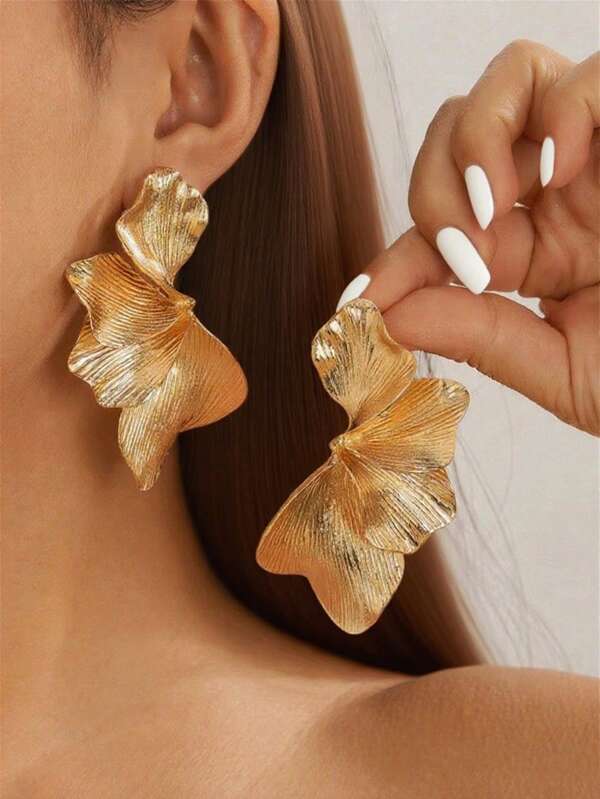 1 par de pendientes dorados de fiesta con elementos florales de metal de lujo y volumen, accesorios de joyería
