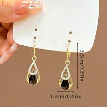 Rose Gold Double-Layer Teardrop-Shaped Earrings For Women. Light Luxury Texture, Shining Rhinestones Inlaid With Hollow Triangle Geometric Earrings. Retro Matte Mysterious Black Gemstones Collide With Rose Gold Ear Hooks. Exquisite And High-End Dating Party Earrings. Long Tassel Temperament, Whitening And Mature Style Earrings. Close-Up Shows The Real Texture. Stable And Comfortable To Wear, Not Easy To Allergic And Hypoallergenic. Must-Have Accessories For Elegant Ladies' Evening Wear. Light Luxury Rose Gold And Black Contrast Design. Dangling And Swaying To Modify The Face Shape. Give Gifts To Girlfriends And Besties As Birthday Gifts. Everyday All-Match Light Luxury Niche Design Earrings - 玫瑰金 - 查看 3