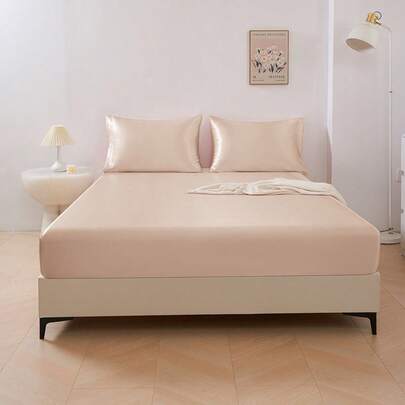 1 bộ ga trải giường bằng satin màu sâm panh, phù hợp với nệm có độ dày từ 15" đến 17", mềm mại và thoáng khí, chống nhăn, kiểu dáng khách sạn sang trọng, có chun co giãn toàn bộ, túi sâu, phù hợp với giường đơn, giường đôi, giường cỡ Queen và King. Bộ đồ dùng thiết yếu cho gia đình và ký túc xá, đạt chứng nhận Oeko-Tex.