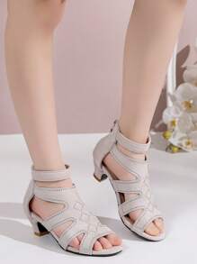 一双时尚儿童水钻高跟凉鞋，适合度假、派对、宴会、学校等各种场合，舒适的女童高跟凉鞋，女童高跟舞蹈鞋，学生演出日常活动凉鞋，也是公主风水钻凉鞋。