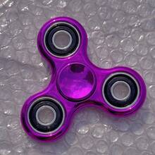 1 pieza Juguete giratorio de dedo de aleación, inspirado en la tecnología, juguete antiestrés de rotación interminable para la mano y el dedo, girador triangular de textura metálica silencioso, regalo de cumpleaños/días festivos/Navidad