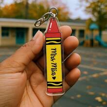 个性化教师蜡笔钥匙扣礼物亚克力名牌配件，适合返校使用，可爱的女同事/员工 ID，返校用品文具铅笔袋背包装饰，返校必需品