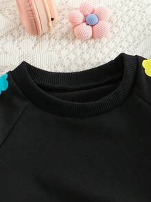 2 件女童花卉印花运动衫套装，圆领长袖休闲上衣和刺绣花朵牛仔喇叭裤，秋季 - 黑色 - 查看 2