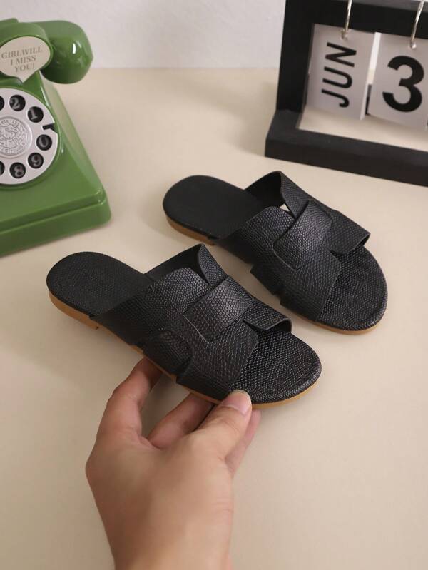 A Pair Of Girls' Pink, Brown, White And Black Oran H Cut Cool Shoes And Sewn - Anti-Slip 2025 Summer New Style Versatile, Comfortable, Fashionable Beach, Outerwear, Cool Slippers