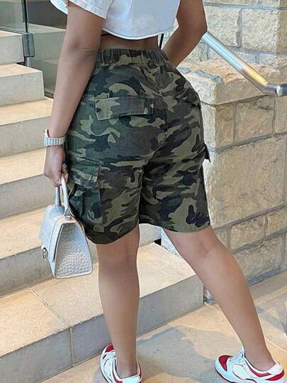 سروال جينز بخصر برباط وطبعة كامو