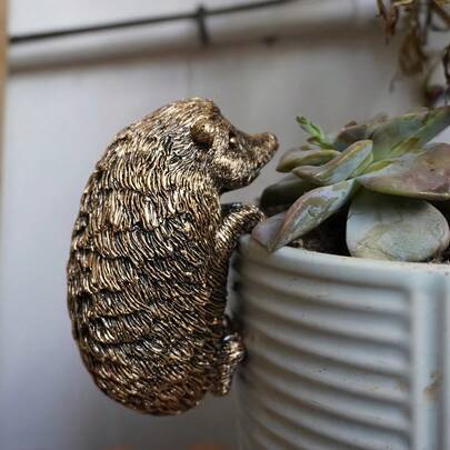 青铜壁虎与金刺猬树脂壁挂雕塑 - 卡通风格动漫动物雕像，带青蛙吊坠花盆，逼真的青铜色调盆景装饰，适用于户外花园、露台、阳台和室内家居装饰，耐候，无需电力，节日装饰（圣诞节、万圣节、复活节、感恩节）