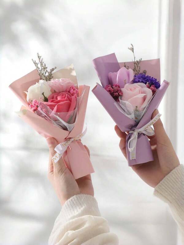 1 قطعة باقة وردة اصطناعية بحجم 18*12*3 سم مع حقيبة حمل - باقة من 3 وردات وردية مزيفة وجبسوفيلا اصطناعية وقرنفل مزيف، ديكور منزلي، هدية لتزيين الغرف، حقيبة حمل سميكة بنمط مطفي مع بطاقة شكر وشريط، هدية للمعلم