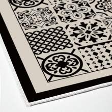 HECHO EN TURQUÍA. Alfombra turca antideslizante con estampado digital Pearl – AL4008. Suave al tacto, lavable y con reverso de fieltro antideslizante. Moderna alfombra decorativa, ideal para salón, dormitorio, cocina, pasillo o entrada. Disponible en 5 tamaños (40*60, 50*120, 50*160, 50*80, 60*100 cm). Secado rápido, muy absorbente, diseño suave y cómodo. Apta para uso en interiores y exteriores.