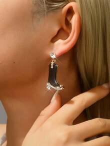 一对精致迷人的西部牛仔风格牛仔女孩魅力吊坠耳环，靴子镶嵌水钻和滴油耳环，波西米亚风格个性化设计耳环，适合女性聚会、派对、节日、旅行、礼品配饰、珠宝礼品