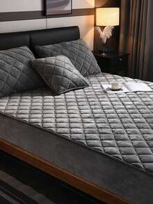 3 件水晶天鹅绒绗缝柔软床上用品套装（1 件床笠 + 2 个枕套），适用于卧室和客房，可机洗，四季皆宜 - 灰色 - 查看 5