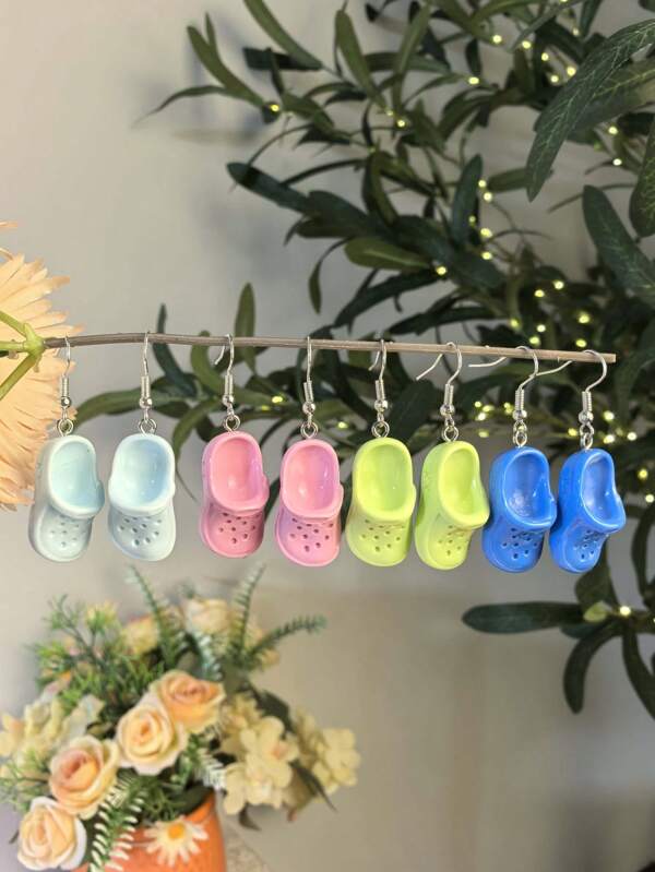 Par de pendientes de arcilla polimérica con diseño de zuecos 3D en miniatura, encantadores y elegantes, con dijes de color púrpura y azul, un accesorio versátil y divertido para usar a diario o regalar, perfecto como joyería bohemia