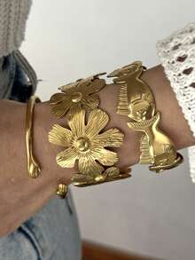 1 件时尚波西米亚风格百搭不锈钢手链，多元素可堆叠设计，带有花卉纹理和海星、贝壳等金属时尚装饰，适合海滩度假和日常佩戴，是馈赠佳品