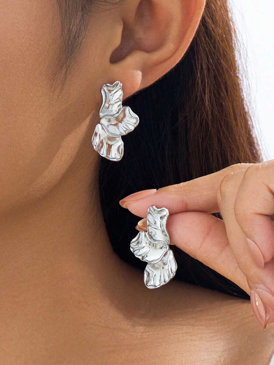 1 Pair Metallic Glossy Chic Half Flower Design Women's Stud Earrings, Great Gift For Dates - Silver - View 1