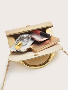 这款迷人的大容量晚宴手拿包采用闪亮的链条肩带和时尚的翻盖设计，并以奢华的人造皮革材质打造，是婚礼和派对的理想之选。这款女士链条肩背斜挎包适合青少年、大学生、年轻职业女性和上班族，可完美搭配派对礼服、舞会礼服、亮片裙、闪亮连衣裙和优雅连衣裙，适用于派对、婚礼、盛大晚宴和正式晚宴等场合。 - 金色 - 查看 7