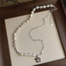 1 件高品质简约优雅项链，含 22 颗 8 毫米天然珍珠和镀银笑脸吊坠，适合日常佩戴和派对，是情人节礼盒中送给女朋友的完美礼物 - 白色 - 查看 6