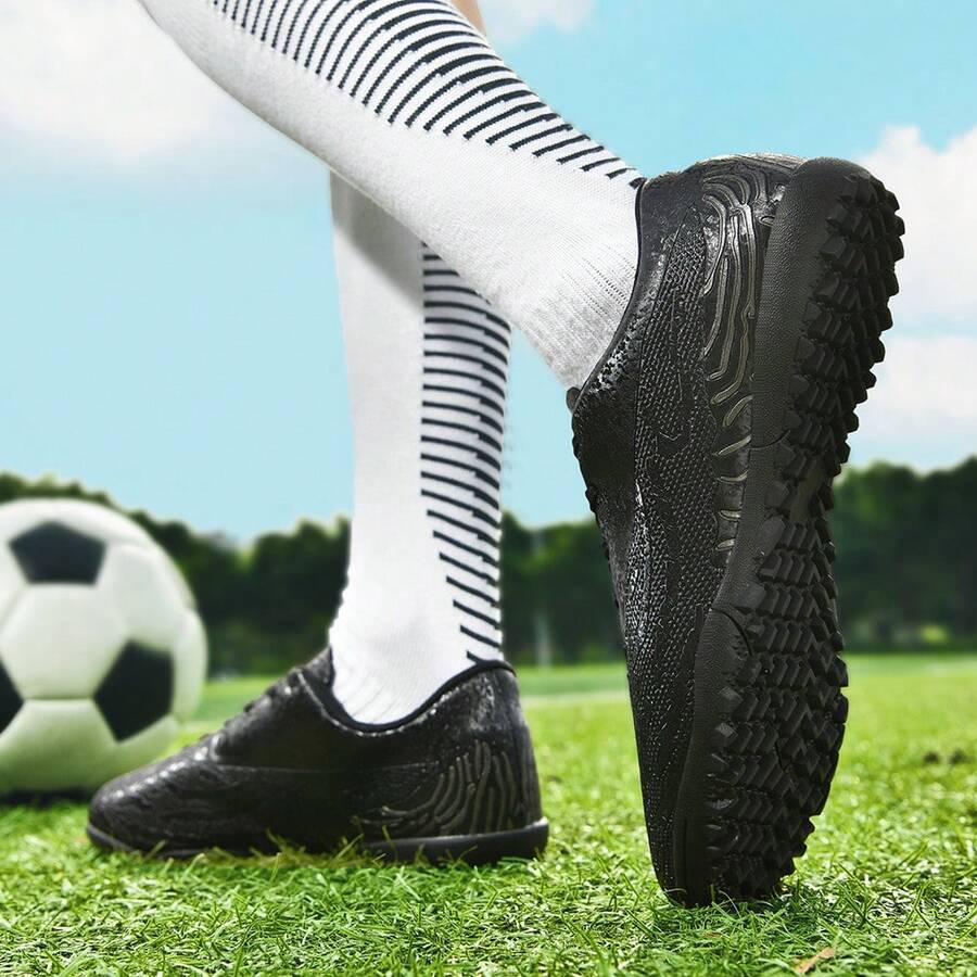 Talla: 39-44, Balones de fútbol de alto rendimiento para hombres de bajo rendimiento - Balines de entrenamiento de futbol unicolor con soporte para tobillo Top de PU ligera para partidos profesionales, adecuado para terrenos duros y campos de césped artificial [Botas de formación para fanáticos de la Copa Mundial] - Negro - Ver 1