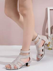 一双时尚儿童水钻高跟凉鞋，适合度假、派对、宴会、学校等各种场合，舒适的女童高跟凉鞋，女童高跟舞蹈鞋，学生演出日常活动凉鞋，也是公主风水钻凉鞋。