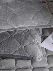 3 件水晶天鹅绒绗缝柔软床上用品套装（1 件床笠 + 2 个枕套），适用于卧室和客房，可机洗，四季皆宜 - 灰色 - 查看 7