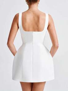 Vestido branco casual feminino com decote quadrado, alças finas e amarração na cintura, ideal para encontros, férias, volta às aulas e outras ocasiões. - Branco - Ver 2