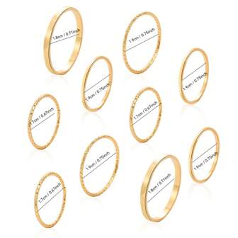 一套 10 枚金色金属戒指，包括简约个性的 10 件戒指套装、精品戒指套装、关节戒指和女士食指装饰。