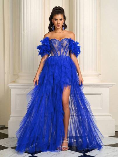 Abito da sera elegante da donna con spalla scoperta, decorato con piume, merletti, drappeggi, volant in chiffon e spacco alto