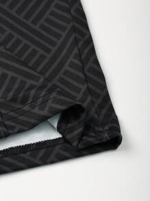 Completo sportivo casual da uomo, composto da polo shirt con stampa completa del leone e pantaloni corti fino al ginocchio, adatto per l'estate