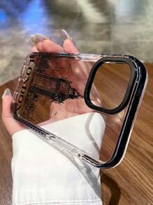 Étui de téléphone transparent au style minimaliste avec motif dessiné à la main du monument emblématique de Londres, le Big Ben, et le slogan "LONDON". Étui de protection transparent en TPU souple avec bordure noire, caractéristique de la ville de Londres. Compatible avec 13, 15, 16 Pro Max, 16, 14, 16 Plus. Étanche, antichoc, anti-chute et résistant aux rayures.