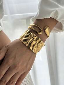 1 件时尚波西米亚风格百搭不锈钢手链，多元素可堆叠设计，带有花卉纹理和海星、贝壳等金属时尚装饰，适合海滩度假和日常佩戴，是馈赠佳品