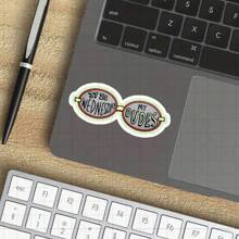 3 英寸“My Dudes 青蛙乙烯基贴纸 - ‘今天是星期三，My Dudes’，青蛙图案，适用于笔记本电脑、水瓶、笔记本、记事本、冰箱和镜子 - 非常适合表情包爱好者、幽默迷、学生和古怪人士 - 表情包贴纸、幽默贴花、复古设计、异想天开的乙烯基”