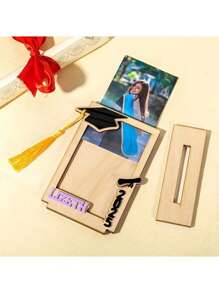 1 Stück personalisiertes Geschenk zur Eröffnung und Graduierung - Individuell gravierter Name und Jahr Holzfotorahmen mit Quaste im Design eines Bachelorhuts, Graduierungsandenken, moderne Tischdekoration geeignet für Schlafzimmer, Bücherregal oder Partyauslage, glatte Holzoptik, Graduierungsparty Dekoration