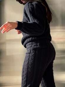 Conjunto de pijama afelpada para mujer, clásica, con hermosos colores. Camisa de manga larga, cuello redondo y resorte ligero en el puño de la manga. Pantalón de pierna recta con resorte ligero en la bota, ajuste de cintura natural con resorte, tela de poliéster, algodón y spandex. Muy suave, ligera, cálida y agradable con tu piel, ideal para temporadas de otoño e invierno. - Negro - Ver 3