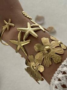 1 件时尚波西米亚风格百搭不锈钢手链，多元素可堆叠设计，带有花卉纹理和海星、贝壳等金属时尚装饰，适合海滩度假和日常佩戴，是馈赠佳品