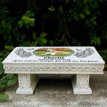 个性化纪念宠物长凳墓碑 - 标记姓名、日期和衷心的话语 - 耐候树脂纪念牌匾，优雅的边缘设计 - 作为已故宠物的礼物，极其舒适 - 实用的户外宠物纪念品，具有花卉图案和高品质包装