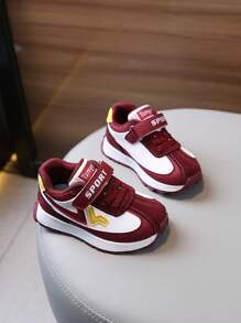 Une paire de chaussures de sport douces et mignonnes pour enfants avec fermeture à boucle et à scratch, design anti-coup et anti-choc, combinaison de couleurs raffinée. Convient aux garçons et aux filles pour porter à l'intérieur et à l'extérieur, pendant les festivals, à l'école, en vacances et tout au long des quatre saisons.